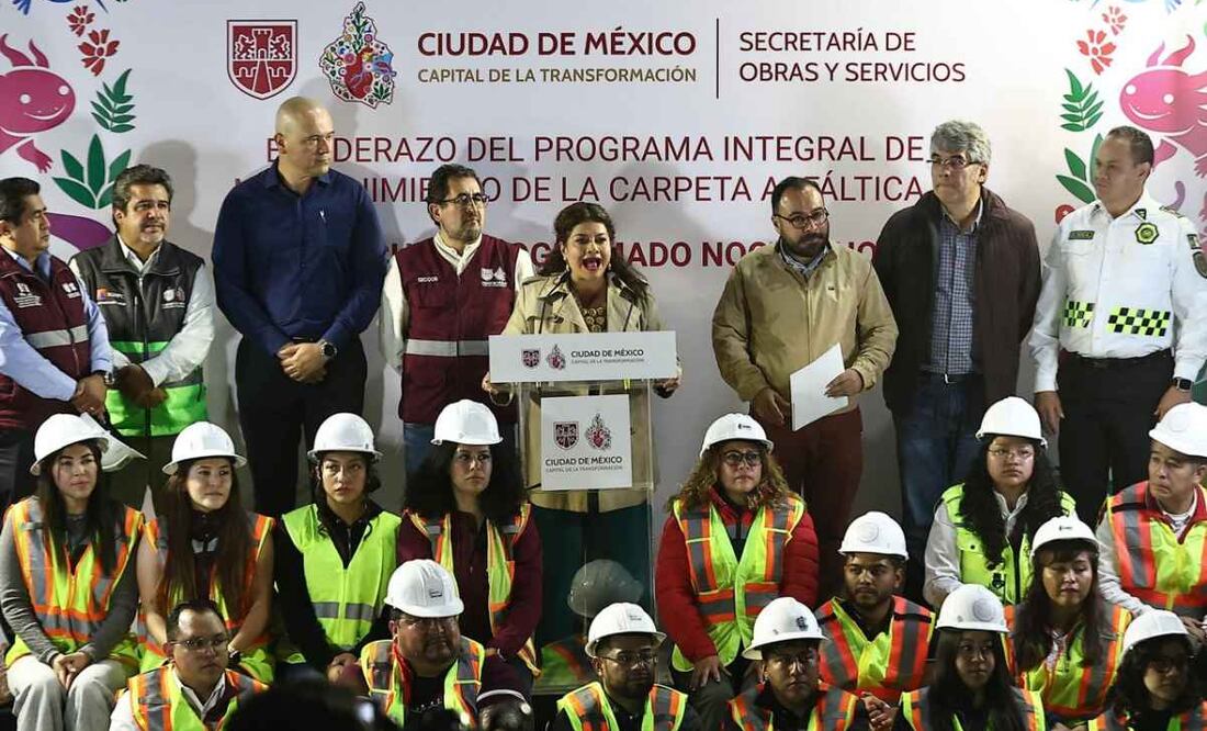 La jefa de gobierno de la Ciudad de México, Clara Brugada, encabeza el banderazo de salida del Bacheo Programado Nocturno. Foto: Berenice Fregoso / EL UNIVERSAL