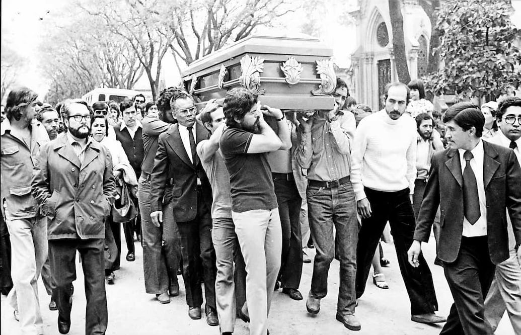 El féretro de José Revueltas es conducido hacia su sepultura. Imagen publicada como parte de la amplia cobertura que hizo El Universal, el viernes 16 de abril de 1976. Crédito: Archivo de El Universal