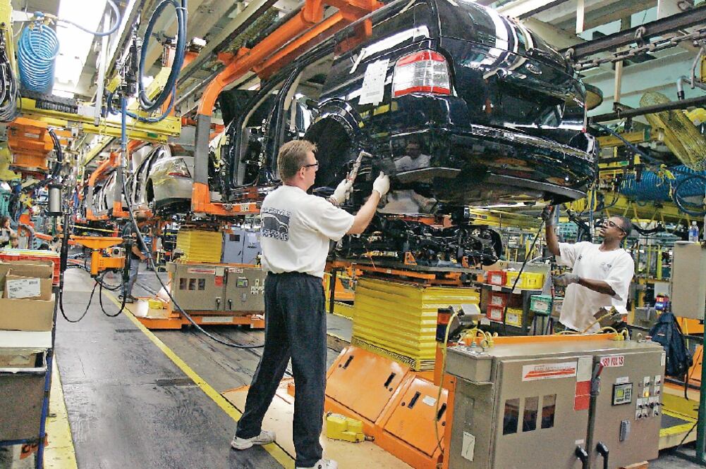 De acuerdo con la investigación de El Poder del Consumidor, las armadoras incluyen las medidas de seguridad sólo en vehículos de lujo (ARCHIVO EL UNIVERSAL)