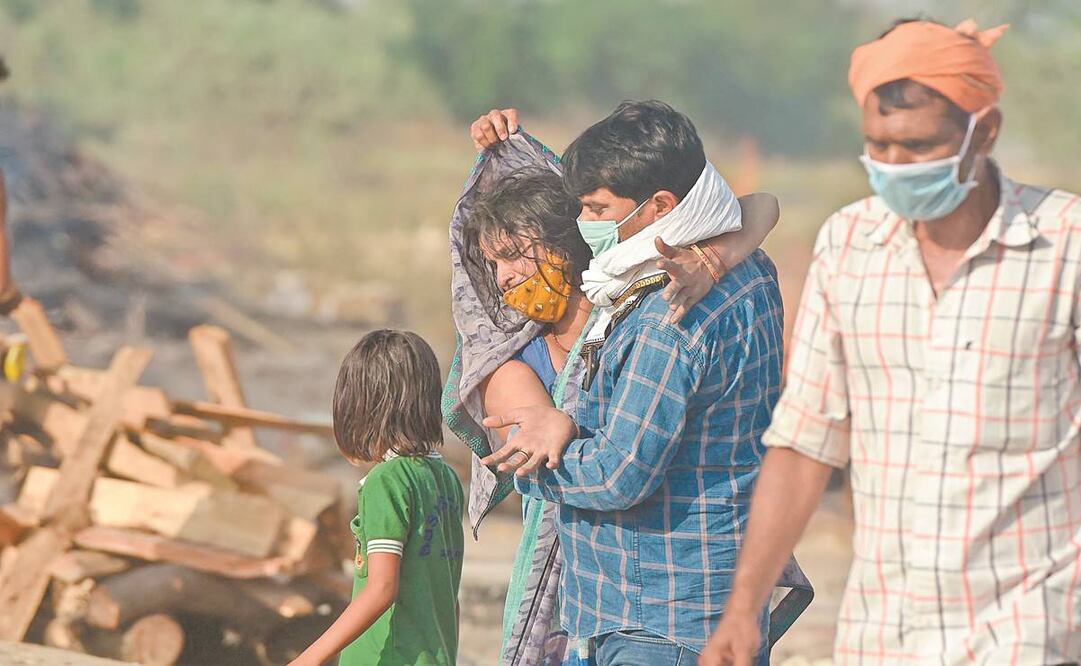 Personas, durante la cremación de un familiar que murió por Covid en Allahabad. Foto: Sanjay Kanojia/ AFP.