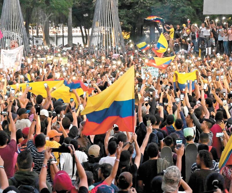 Centenares de colombianos se manifestaron contra el gobierno del presidente Iván Duque, en Cali. Foto/LUIS ROBAYO. AFP