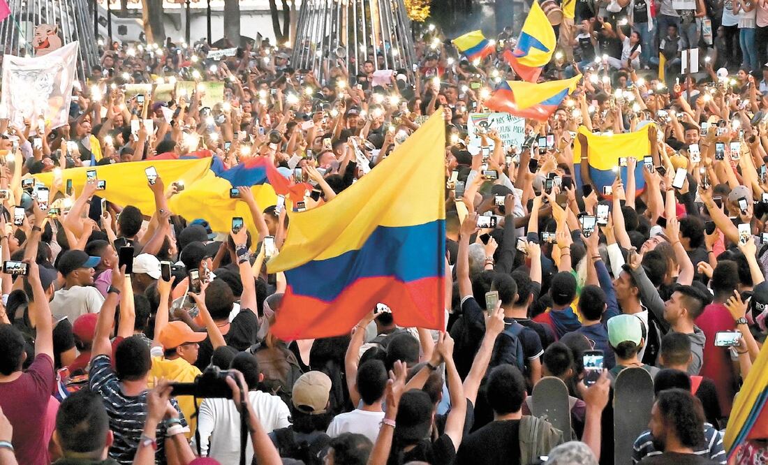 Centenares de colombianos se manifestaron contra el gobierno del presidente Iván Duque, en Cali. Foto/LUIS ROBAYO. AFP