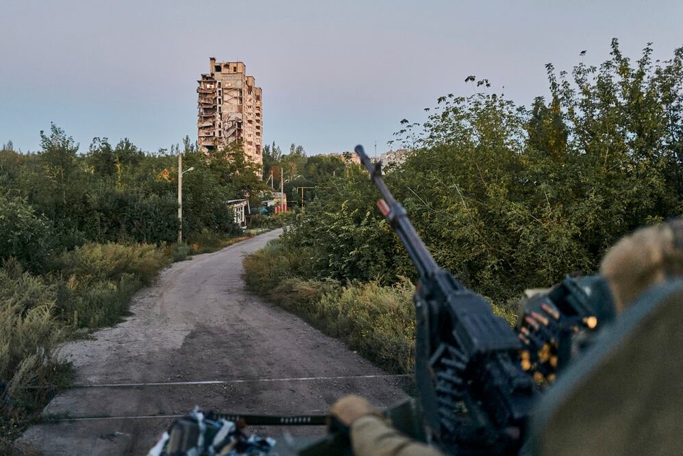 Un soldado ucraniano mantiene su posición en Avdiivka, en la región de Donetsk, en agosto de 2023. Foto: AP