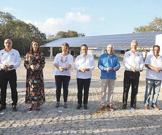 Entregan red de energía solar fotovoltaica en Quintana Roo