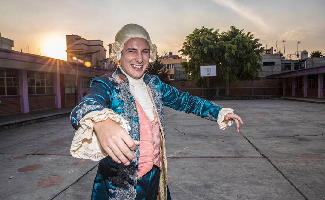 El pianista Axel García Stur lleva la música de Mozart a escuelas desfavorecidas de México y Argentina con su espectáculo "Mozart va a la escuela", que inició en 2014 y ha llegado a más de 2 mil planteles de educación básica.