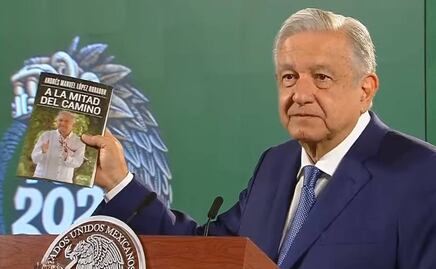 AMLO presume en La Mañanera su nuevo libro "A mitad del Camino"