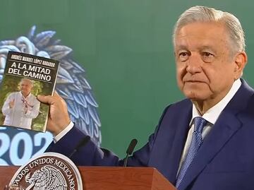 AMLO presume en La Mañanera su nuevo libro "A mitad del Camino"