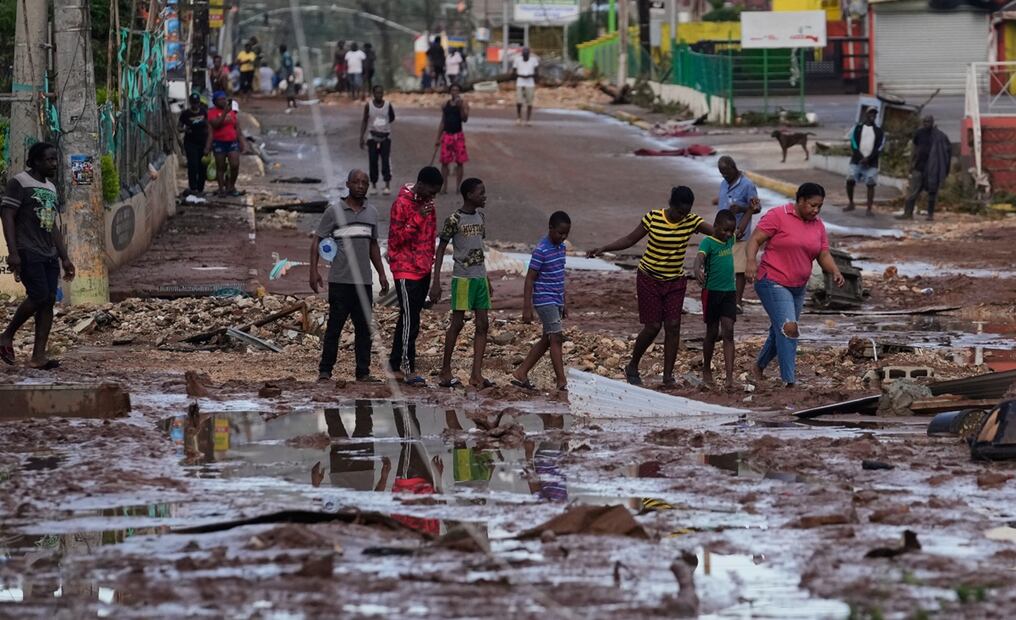 Personas caminan por Santa Cruz, Jamaica, el miércoles 29 de octubre de 2025, después del paso del poderoso huracán Melissa de categoría 5. Foto: AP