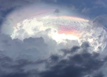 Captan extraña nube multicolor en Costa Rica