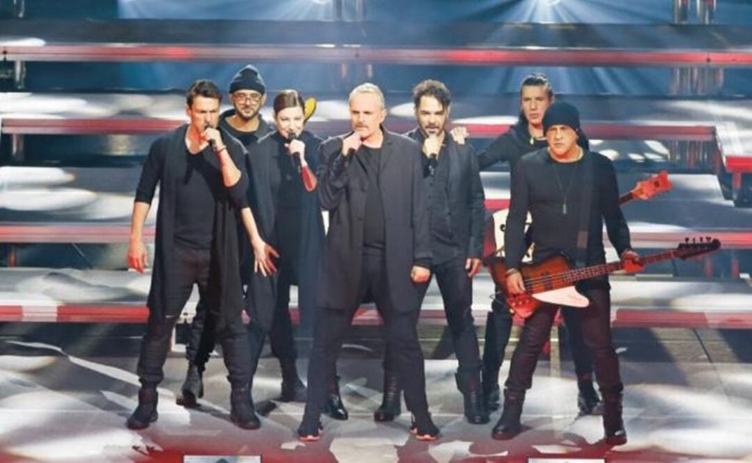 Miguel Bosé sings for peace and against walls in Mexico City