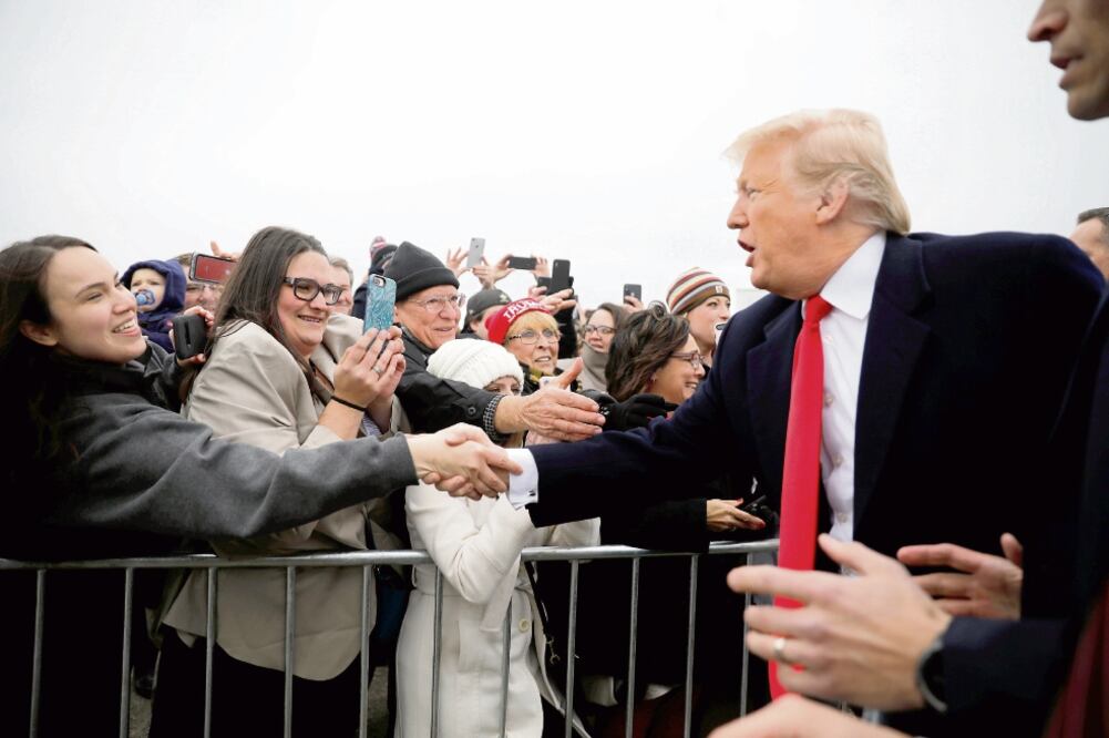 El presidente de Estados Unidos, Donald Trump, es recibido en el Aeropuerto Internacional Louis Armstrong, ayer en Nueva Orleans. (CARLOS BARRIA. REUTERS)