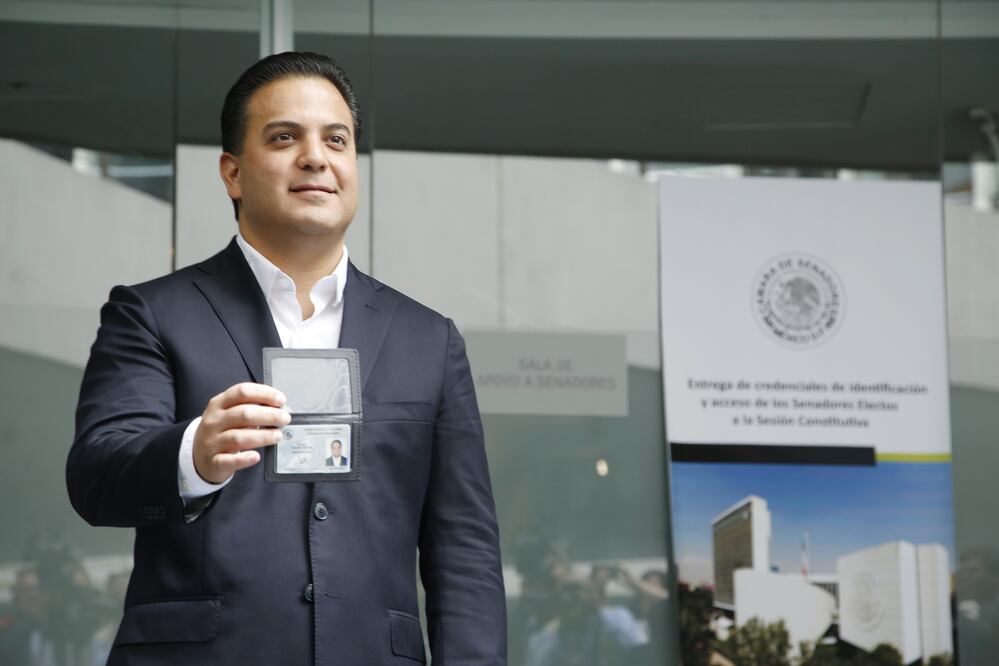 Damián Zepeda, senador electo, mostrando su credencial luego de acudir a registrarse al Senado de la República. (FOTO: CUARTOSCURO.COM)