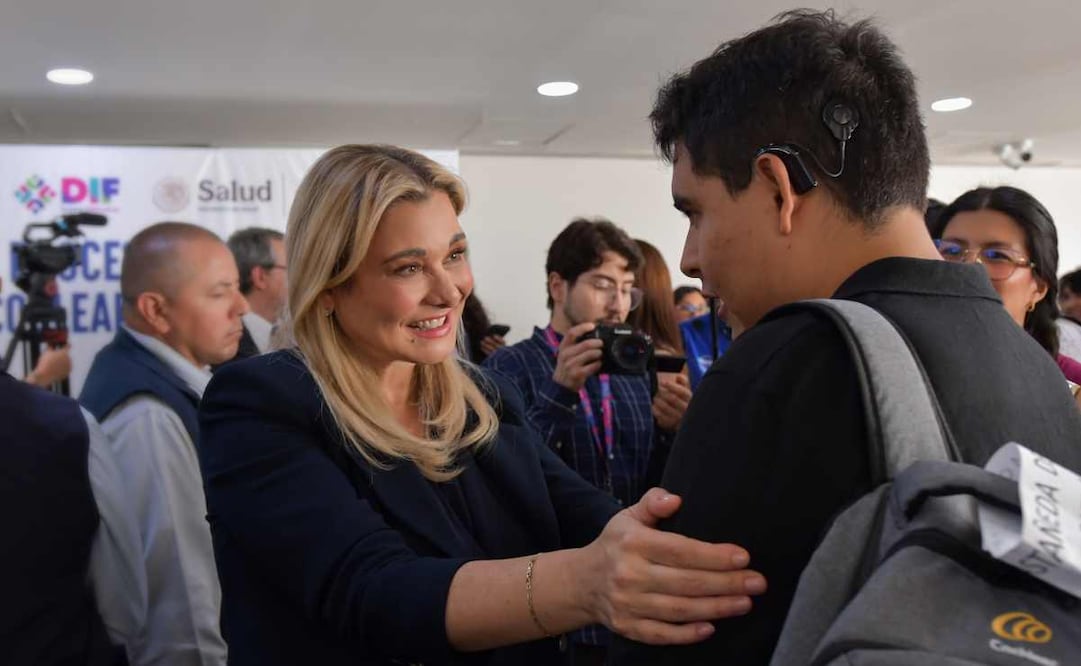 Maru Campos entrega implantes cocleares en Chihuahua / Foto: Especial