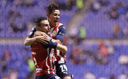 Chivas derrota a Puebla a domicilio y respira en este Apertura 2021