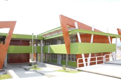 Dan de baja a alumno por no hablar español