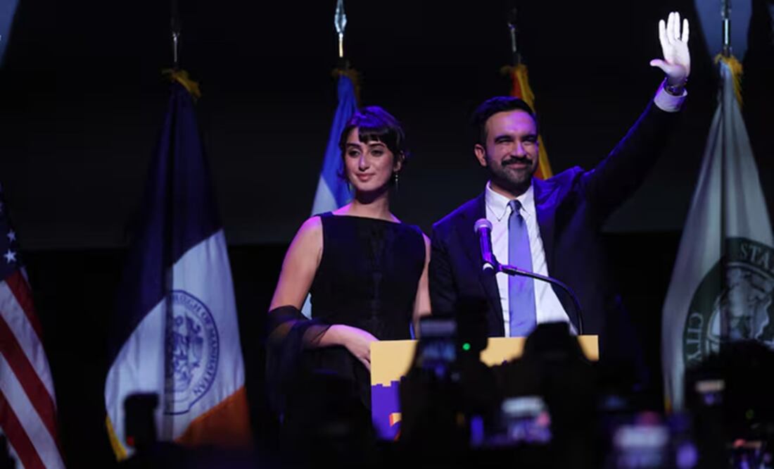 Zohran Mamdani y su esposa Rama Duwaji, la noche del martes, al celebrar la elección de él para la alcaldía de Nueva York. FOTO: AGENCIAS