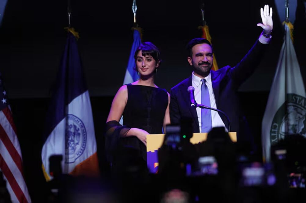 Zohran Mamdani y su esposa Rama Duwaji, la noche del martes, al celebrar la elección de él para la alcaldía de Nueva York. FOTO: AGENCIAS