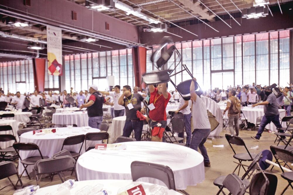 Maestros de la Coordinadora Estatal de Trabajadores de la Educación en Guerrero y del Sindicato Nacional de Trabajadores de la Educación armaron el domingo una trifulca en Acapulco. (ARCHIVO EL UNIVERSAL)