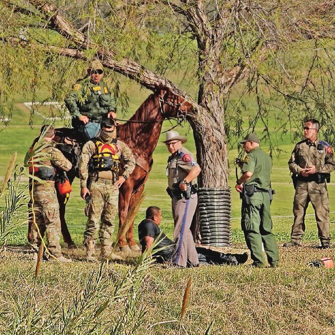 Un migrante que cruzó el Río Bravo desde Piedras Negras, Coahuila, hacia Estados Unidos, es detenido por agentes de la Patrulla Fronteriza. ALEXANDRE MENEGHINI. REUTERS