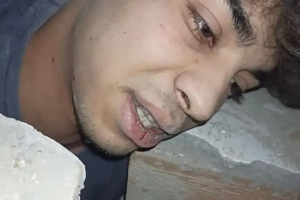 En esta captura de pantalla tomada de un vídeo, Taha Erdem, de 17 años, se graba a sí mismo utilizando su smartphone mientras está atrapado bajo los escombros de un edificio derrumbado tras el terremoto en Adiyaman, Turquía. Foto: Taha Erdem vía AP