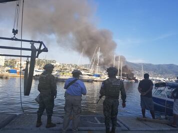 Se incendia embarcación en zona turística de Veracruz; no se reportan lesionados