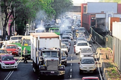Circularán diario autos que pasen norma: Semarnat
