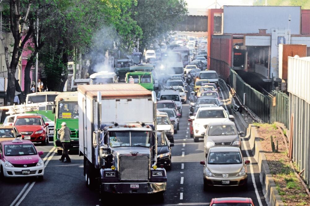 La Semarnat busca garantizar, tras una prueba rigurosa, que sólo circulen diario las unidades que cumplan los requisitos para no contaminar (ARCHIVO EL UNIVERSAL)
