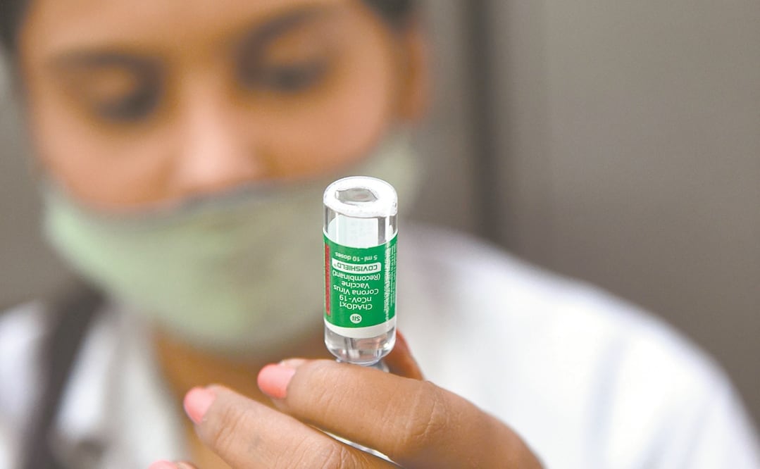 Una trabajadora de la salud se alista para vacunar a una persona con una dosis de Covishield, en Ahmedabad, India. Foto: SAM PANTHAKY. AFP