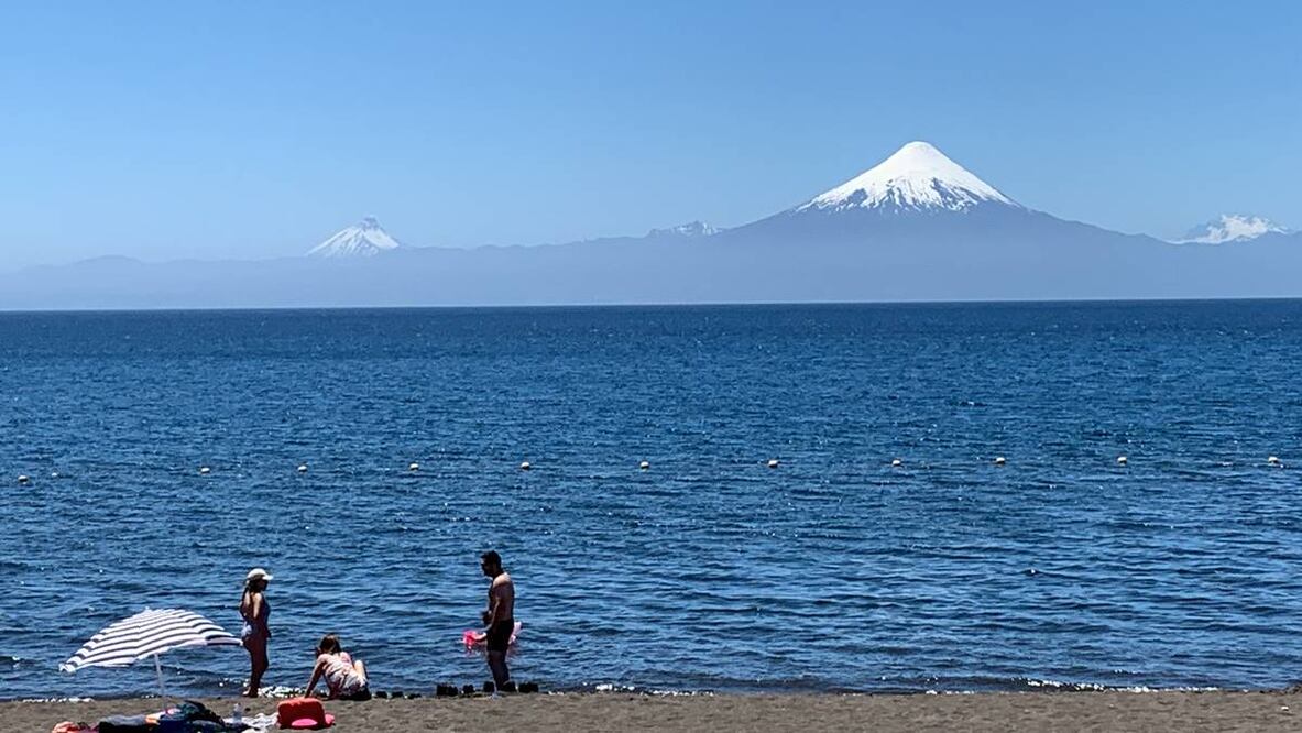 Fotografía de archivo fechada el 24 de diciembre de 2023 del volcán Villarrica, el más activo de Sudamérica. Foto: EFE