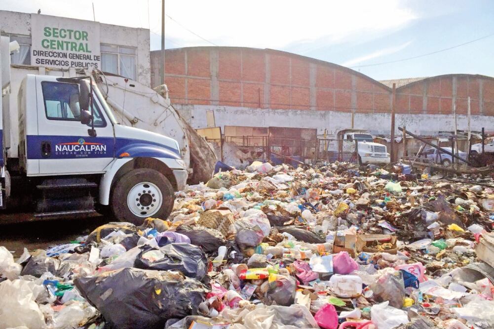 En un recorrido, EL UNIVERSAL encontró aún desechos acumulados en predios propiedad municipal, donde se generan plagas (REBECA JIMÉNEZ. EL UNIVERSAL)