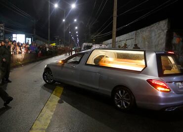 Féretro del expresidente Piñera llega a Santiago y Boric lo recibe con honores