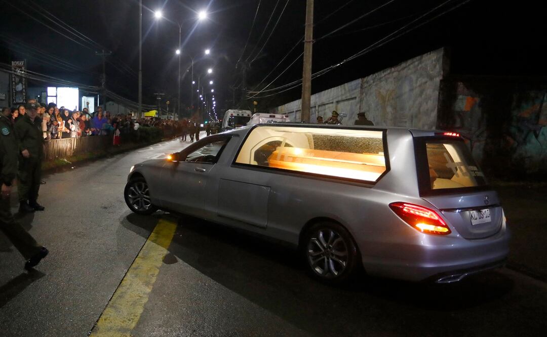 Esta imagen difundida por Aton Chile muestra el cuerpo del expresidente chileno Sebastián Piñera siendo trasladado al Servicio Médico Forense de Valdivia en Lago Ranco, Chile. Foto: AFP