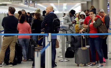 Aeropuertos de EU reanudan servicios tras nevada