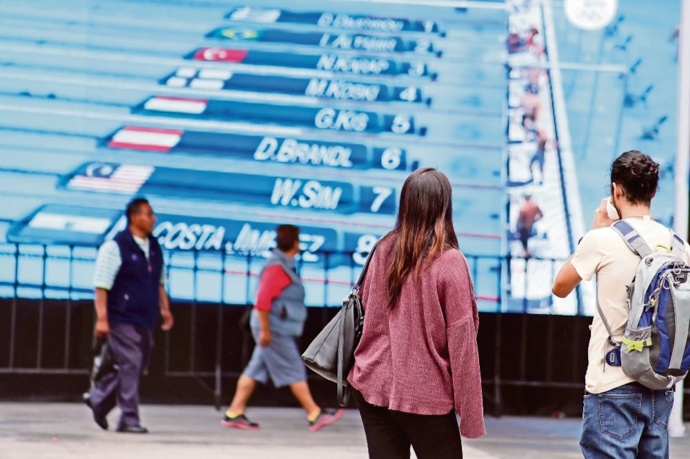 Los capitalinos se mostraron de acuerdo con la instalación de pantallas para seguir los Juegos Olímpicos de Río 2016. Los aparatos fueron colocados en la Alameda, Zócalo, Parque de la Bombilla, entre otros (ARIEL OJEDA. EL UNIVERSAL)
