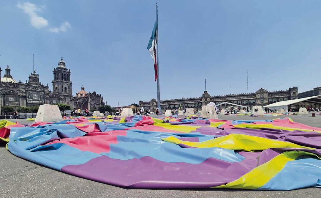 En el Zócalo ya se observan algunas carpas de colores y estructuras de los dinosaurios gigantes. (24/04/2025) Foto: Jorge Medellín | El Universal