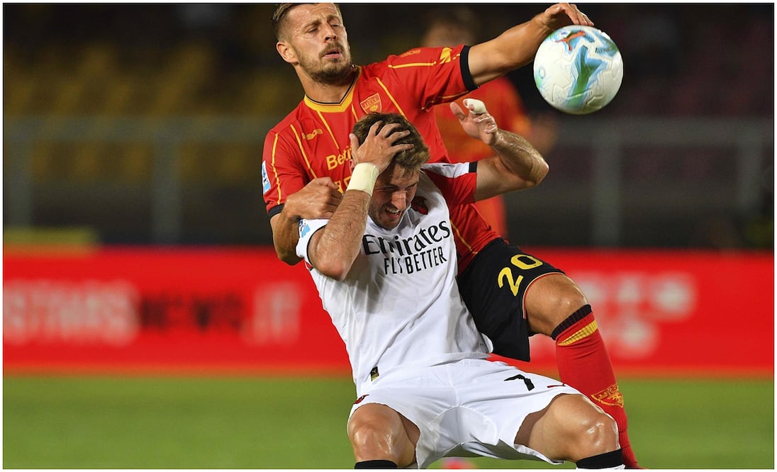 Santiago Giménez en el partido vs Lecce Foto: AP