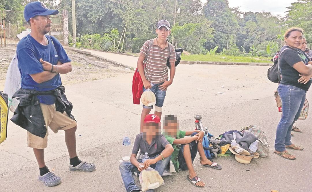 Héctor Torres y su familia, procedentes de Honduras, esperan en la carretera un aventón para llegar a Veracruz; han gastado en pasajes unos 500 dólares. Fotos: ROSELIA CHACA / EL UNIVERSAL