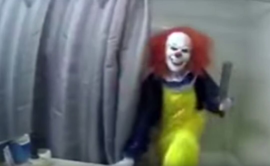 Juega terrorífica broma a su hermano en un baño