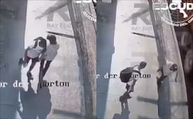Adulto mayor muere atropellado por tráiler en Monterrey, Nuevo León; fue empujado por un joven
