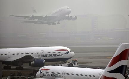Cancelan al menos 100 vuelos en Londres por densa niebla