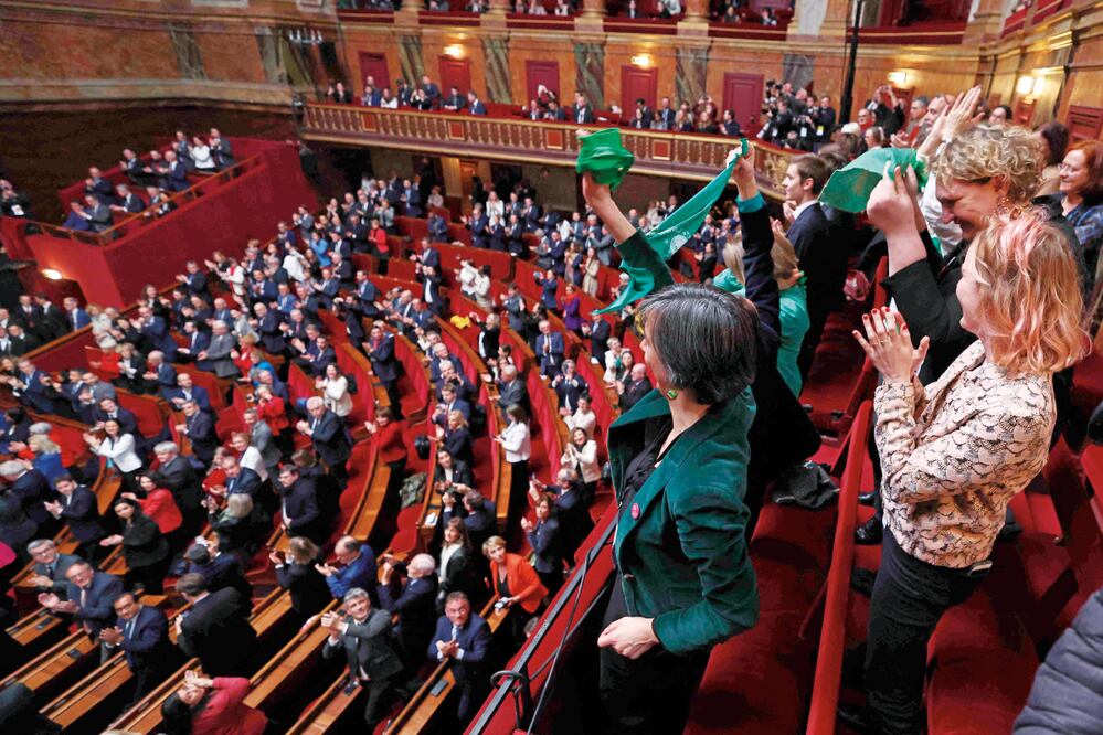 Legisladores franceses aplauden tras la inscripción de la libertad de abortar en su Carta Magna. Foto: Emmanuel Dunand / AFP