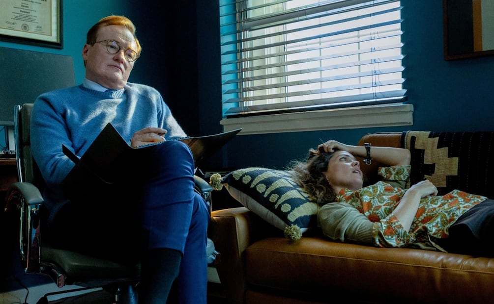 Conan O’Brien, quien conducirá la ceremonia del domingo, interpreta al terapeuta de la protagonista.