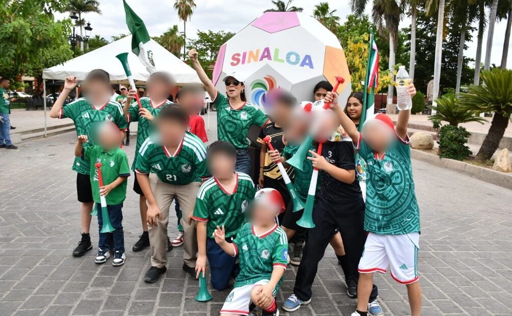 Las autoridades municipales, previo a la ceremonia inaugural, realizaron rifas de souvenirs y diversos artículos. | Foto: Especial.