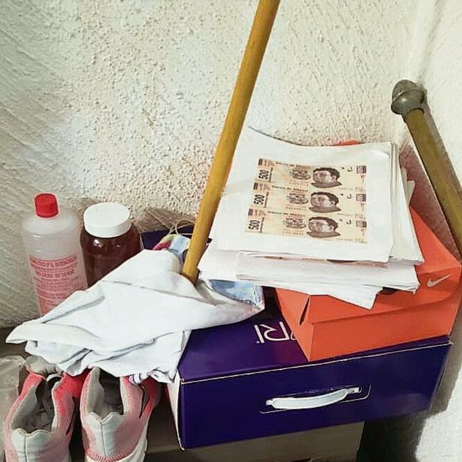 Impresoras, papel moneda apócrifo, guillotinas de corte, entre otros artícu lo s, decomisó la PGR a una banda que falsificaba billetes en la Ciudad de México. Foto: ESPECIAL