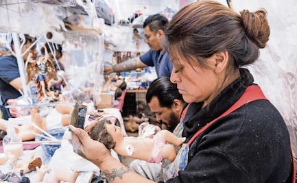 Visten al Niño Dios de médico y futbolista