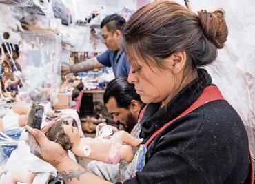 Visten al Niño Dios de médico y futbolista