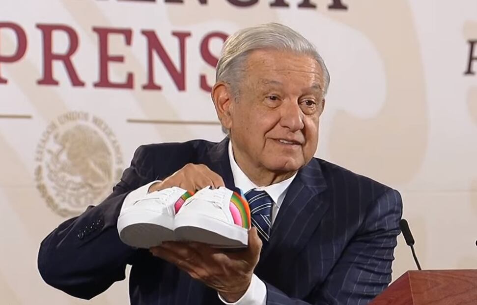 López Obrador presume los tenis que le regalaron unos jóvenes de Tlaxcala. Foto. Captura