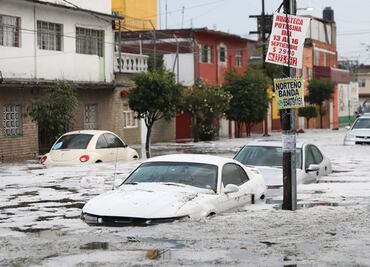 Inundaciones, caídas de bardas y vehículos varados, el saldo de las lluvias en CDMX