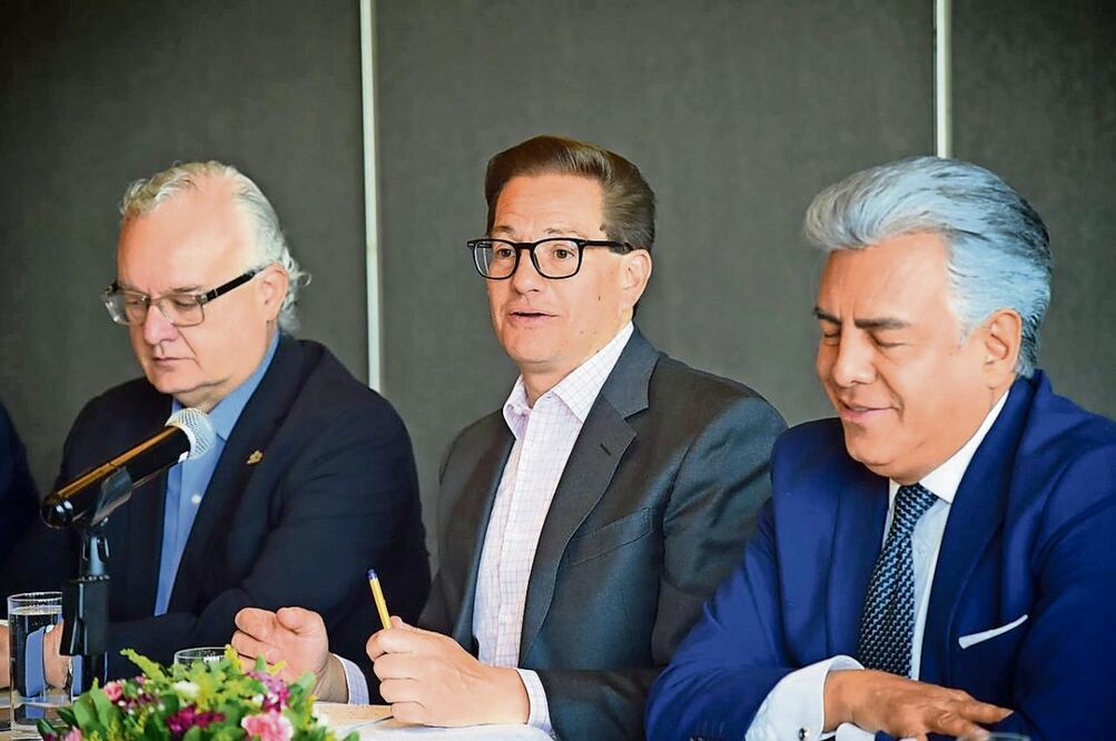 Ante empresarios, el candidato emecista pidió no caer en la idea de que está decidida la elección del próximo 2 de junio en la Ciudad de México, donde se elegirá al jefe de Gobierno. Foto Especial