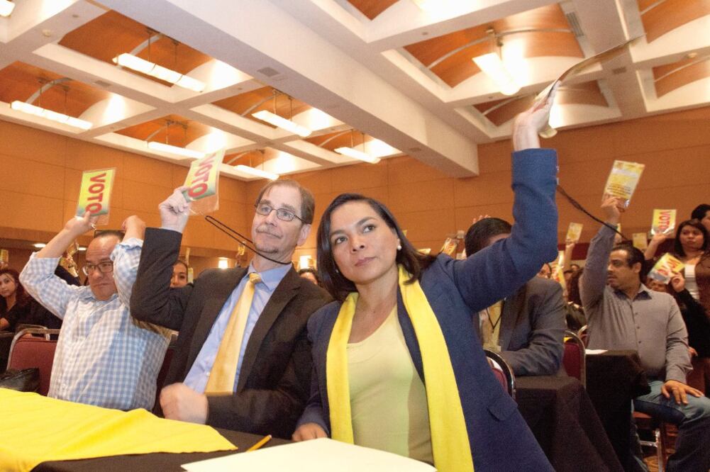 El presidente del PRD, Agustín Basave, y Beatriz Mojica, en la votación para lo s cargos del Comité Ejecutivo Nacional. ADRIÁN HERNÁNDEZ. EL UNIVERSAL